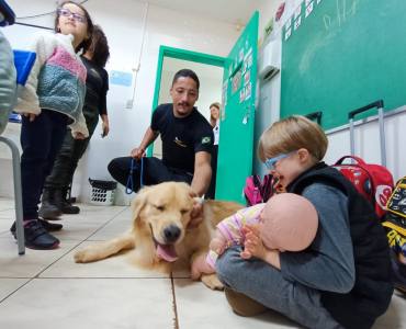 Projeto Cão Amigo encanta alunos da Apae de Cascavel